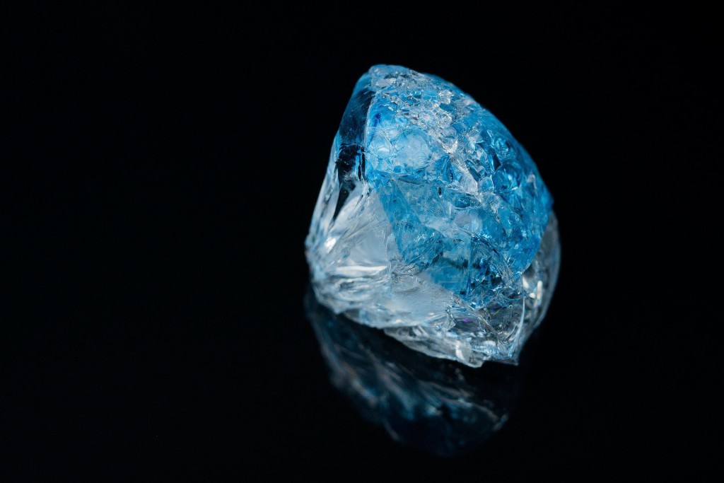 Topaz. Źródło-https://stock.adobe.com/pl/?mv=search&as_channel=sem&as_campclass=nonbrand&as_campaign=PL%7CCPRO%7CStock%7CAWAR%7CFree+Royalty+free+Photo%7CGG%7C%7C&as_source=google&as_camptype=acquisition&sdid=KQQQVBRH&ef_id=EAIaIQobChMI-57TyOiv7wIVAuqyCh0nDwFWEAAYAiAAEgLYJvD_BwE:G:s&s_kwcid=AL!3085!3!464624402876!e!!g!!darmowe%20zdjęcia%20do%20pobrania!747284817!39428867896&gclid=EAIaIQobChMI-57TyOiv7wIVAuqyCh0nDwFWEAAYAiAAEgLYJvD_BwE